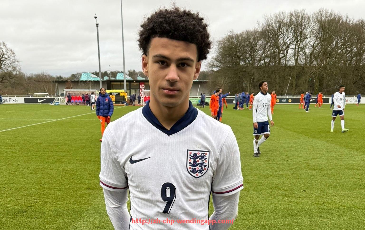 问鼎娱乐官网-英超球员签合同的最低年龄及相关条款分析